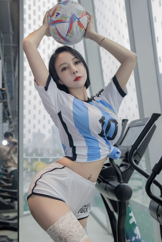 【微密圈】果儿Victoria-浴室足球[28P-54MB]