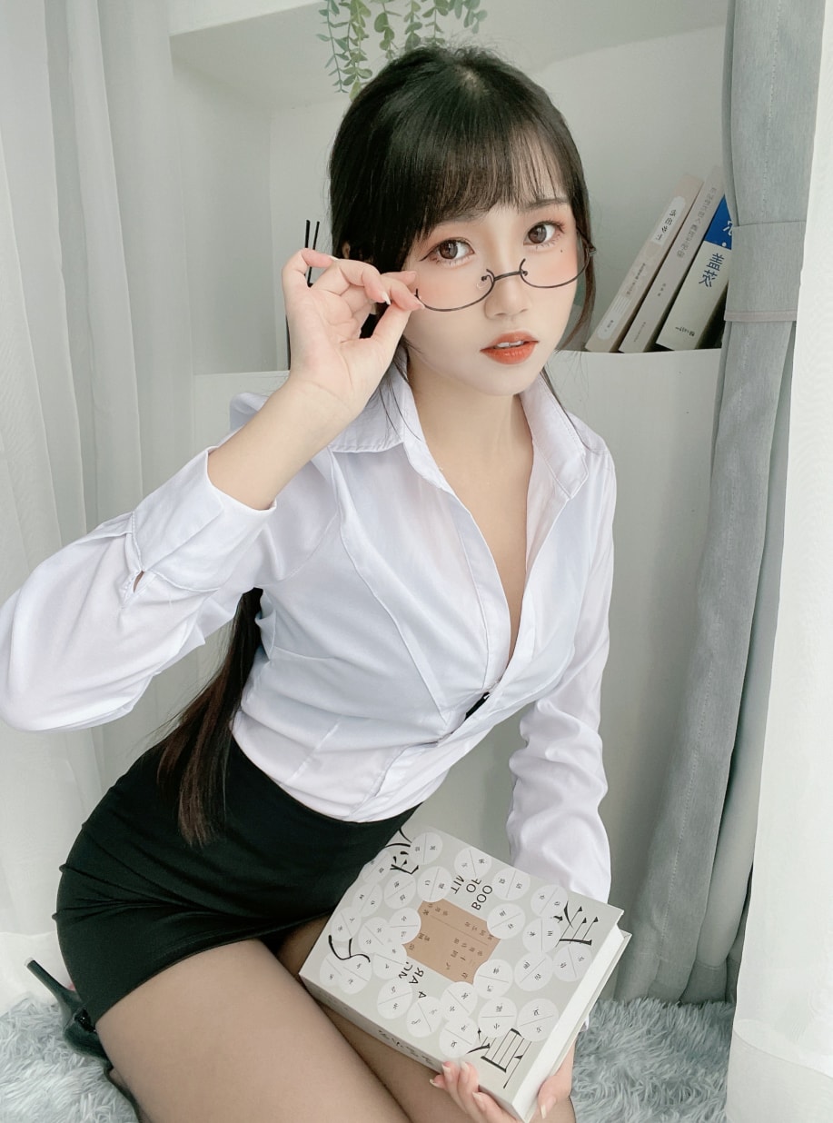 不呆猫 NO.064 黑丝包臀OL [24P5V-908MB]