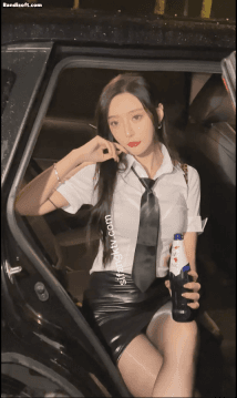 【秀人网王馨瑶】第九弹 OL制服雨夜 超唯美户外拍摄花絮